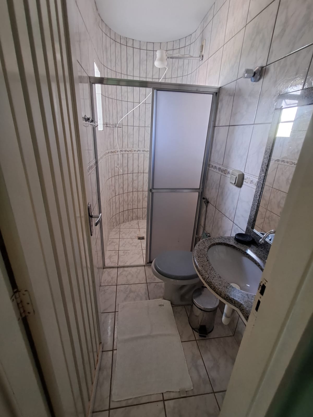 Banheiro com box, vaso e pia de granito